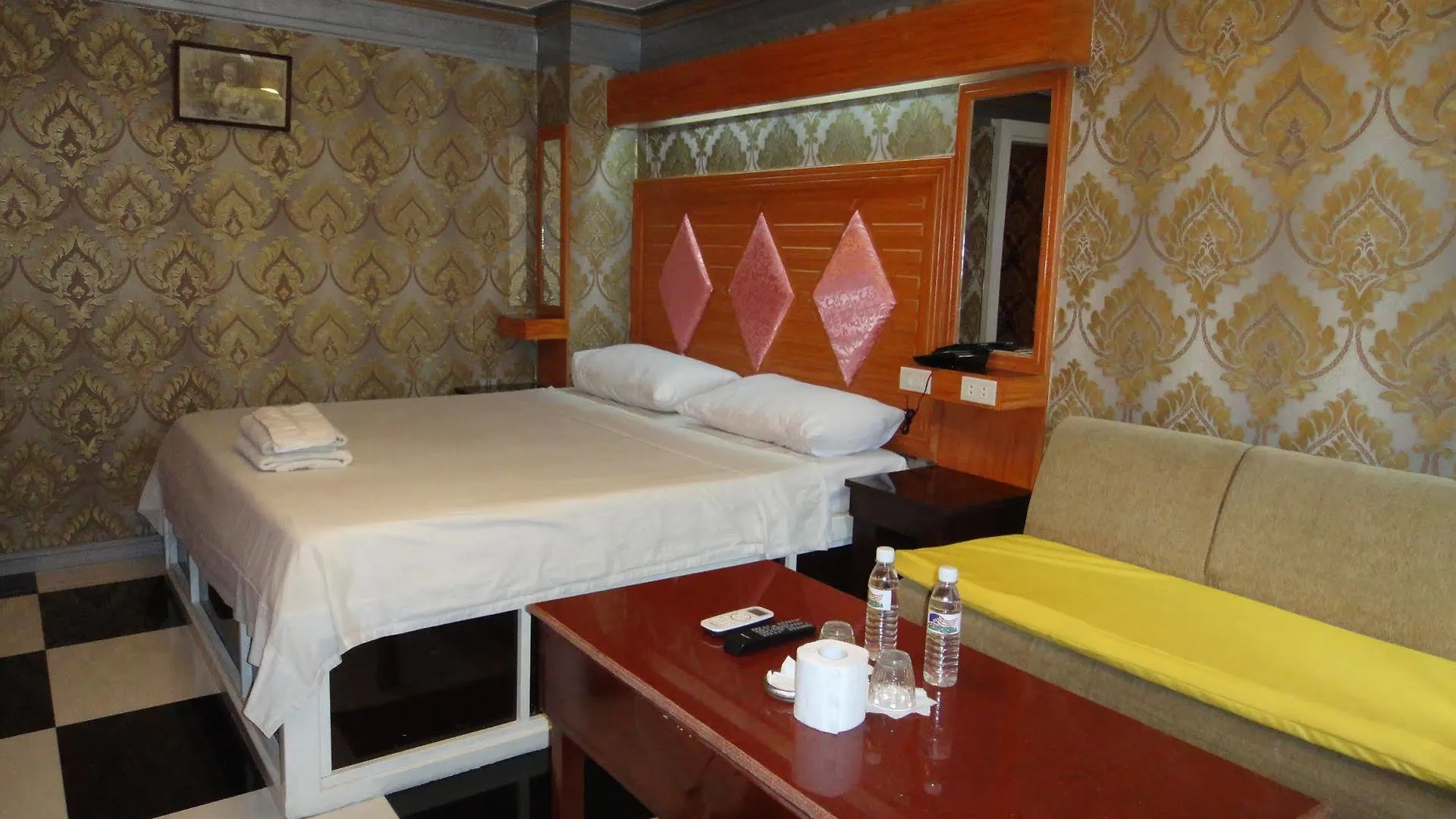 Hotel California Angeles 3*,